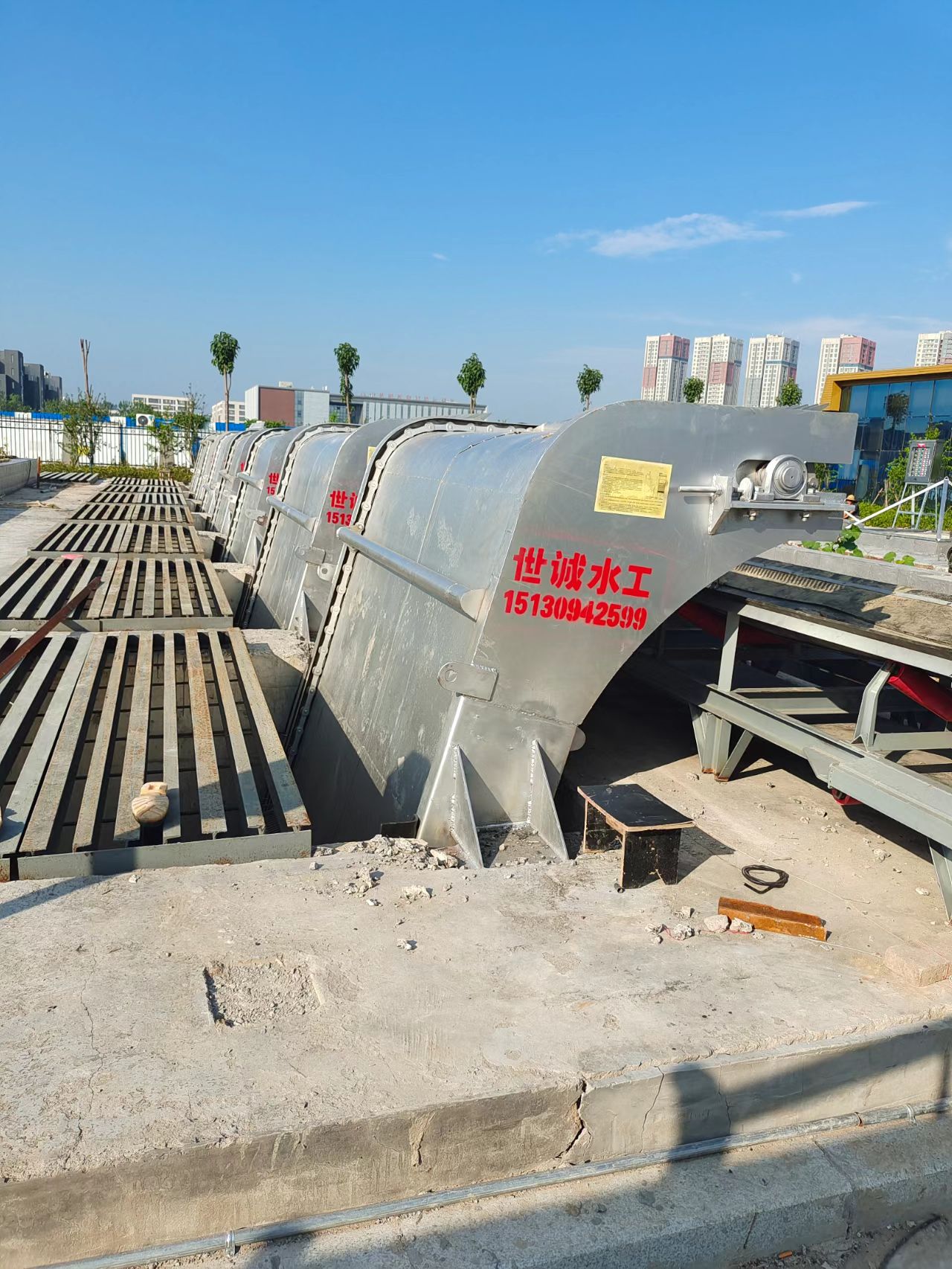 不銹鋼格柵清污機(jī)廠(chǎng)家現(xiàn)場(chǎng)安裝