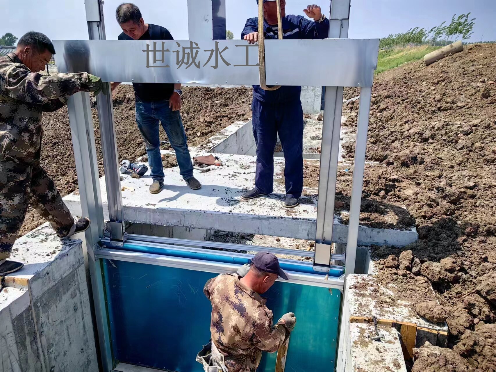 雙吊點(diǎn)鋼索式測(cè)控一體化閘門(mén)安裝